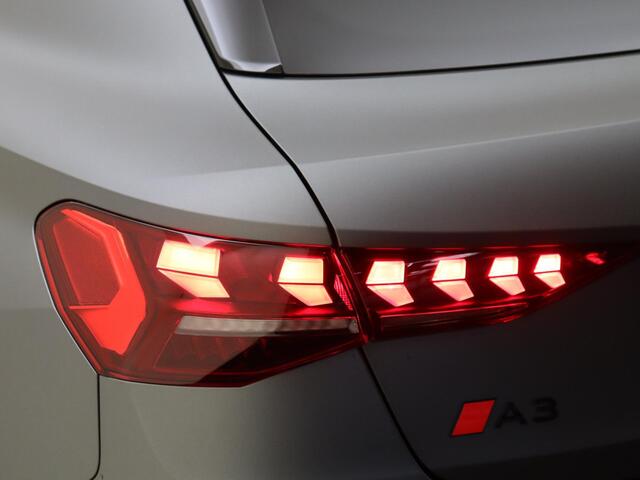 Audi A3 SPORTBACK 30 TFSI S edition | Daytonagrijs Exclusive Matlak | PANO | Ambiente lichtpakket Pro | Stoelverwarming | Optiek zwart Plus| 18 Inch | PDC Voor/Achter | 3-zone airco | Carplay/Andriod Auto | Draadloos lader | Privacy Glass