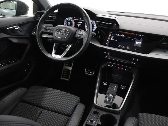Audi A3 SPORTBACK 40 TFSI e S-line | Sportstoelen | Digitaal Dashboard | Panoramadak | Navigatie | DAB | Camera | Stoelverwarming | Adaptieve Cruise Control | Ele. kofferdeksel | Apple CarPlay/Android Auto | Dynamische LED Verlichting | 18" Lichtmetaal |