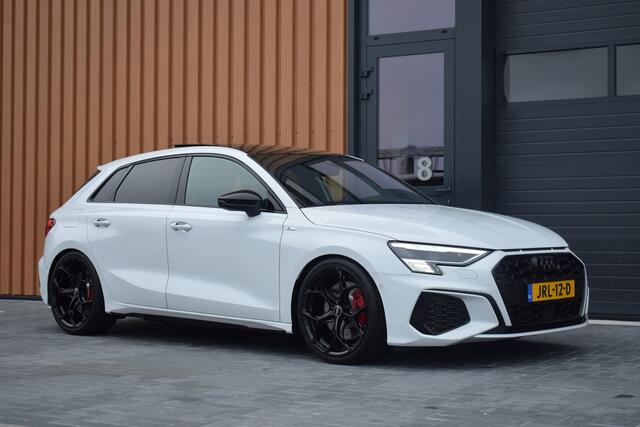 Audi A3 SPORTBACK 45 TFSI e S-line Competition | RS stoelen | Pano | 19"