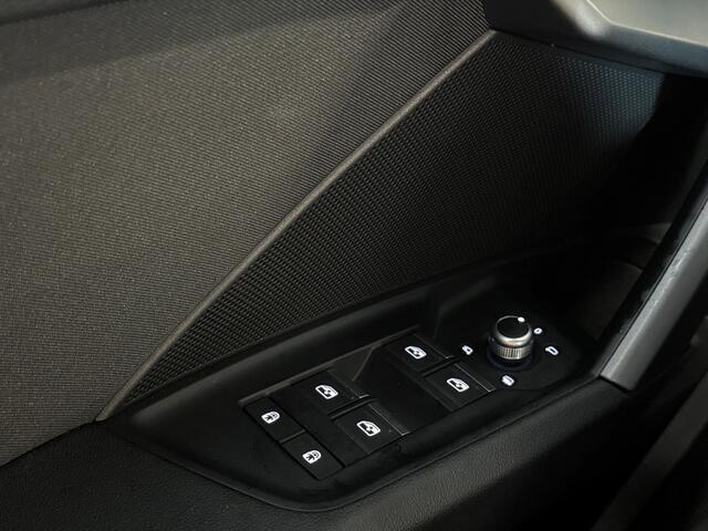 Audi A3 SPORTBACK 35 150pk TFSI S edition Sportstoelen zwarte stof | Achteruitrijcamera | Stoelverwarming voorin