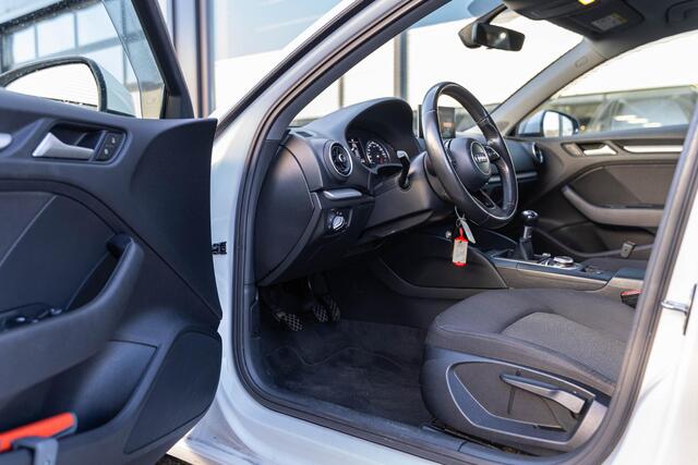 Audi A3 SPORTBACK 1.0 TFSI Koplampreiniging Airco 16"L.M. Radio/CD Multifunctioneel stuurwiel