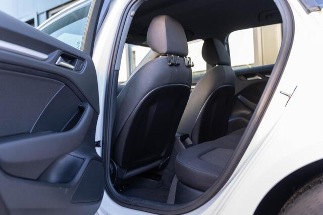 Audi A3 SPORTBACK 1.0 TFSI Koplampreiniging Airco 16"L.M. Radio/CD Multifunctioneel stuurwiel