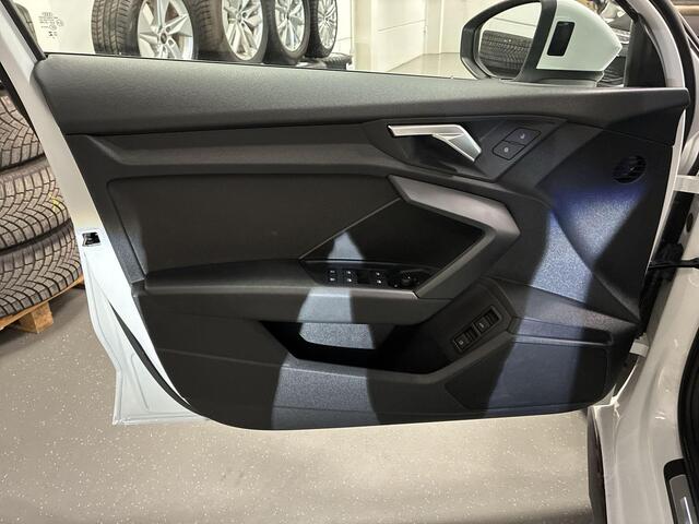 Audi A3 SPORTBACK 40 TFSIe 204pk S-tronic Edition · Panoramadak · Camera · S-line Exterieur · Navigatie · Dodehoek Detectie · Stoelverwarming · 17'' Inch ·