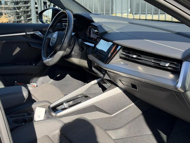 Audi A3 SPORTBACK 30 TFSI S edition 110PK | S-line in & exterieur | Trekhaak | Stoelverwarming |