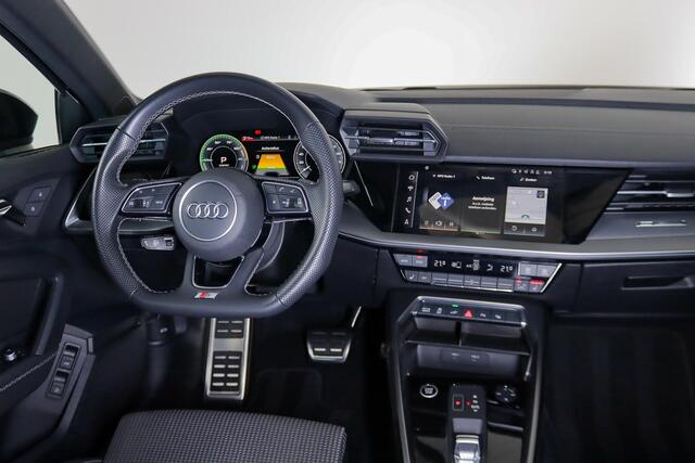 Audi A3 SPORTBACK 45 TFSI e S-Line Competition Panoramadak, Matrix, SOH 90%, Nieuwstaat!