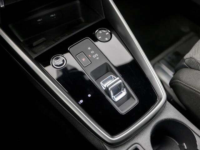 Audi A3 SPORTBACK 35 TFSI Sport 150Pk Automaat (NIEUW MODEL, DRAADLOOS APPLE CARPLAY, GROOT NAVI, GETINT GLAS, KEYLESS, MATRIX LED, SPORTSTOELEN, NIEUWE APK, CRUISE, FLIPPERS, NIEUWSTAAT)