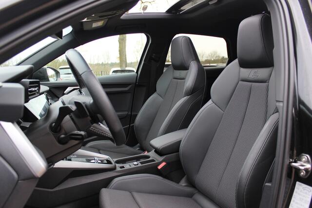 Audi A3 SPORTBACK 45 TFSI e S edition Competition / Trekhaak / Panoramadak / CarPlay / Matrix LED / Keyless / Parkeerhulp V+A / 18'' / Half leder / Navigatie / DAB / Dodehoek / Stoelverwarming / ACC