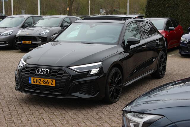 Audi A3 SPORTBACK 45 TFSI e S edition Competition / Trekhaak / Panoramadak / CarPlay / Matrix LED / Keyless / Parkeerhulp V+A / 18'' / Half leder / Navigatie / DAB / Dodehoek / Stoelverwarming / ACC