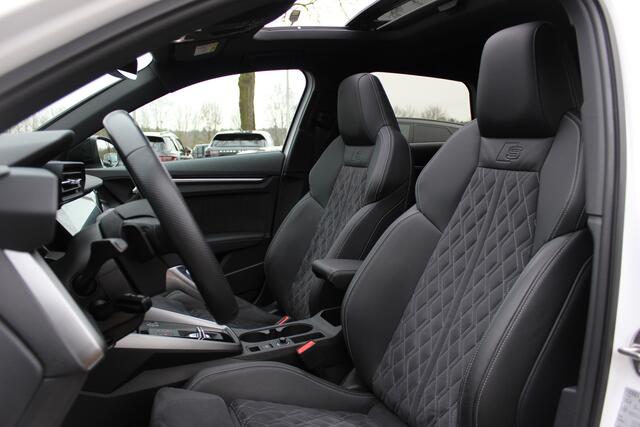 Audi A3 SPORTBACK 45 TFSI e S edition Competition / Camera / Panoramadak / Head-up / RS Seats / B&O / Elektr. stoelen / 19'' / CarPlay / Stoelmassage+Verwarming / Dodehoek / DAB / ACC