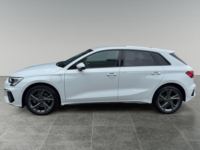 Audi A3 SPORTBACK 40 204pk TFSI e S edition MMI navigatie plus MMI touch | Parkeerassistent | Autom. airconditioning 2 zones