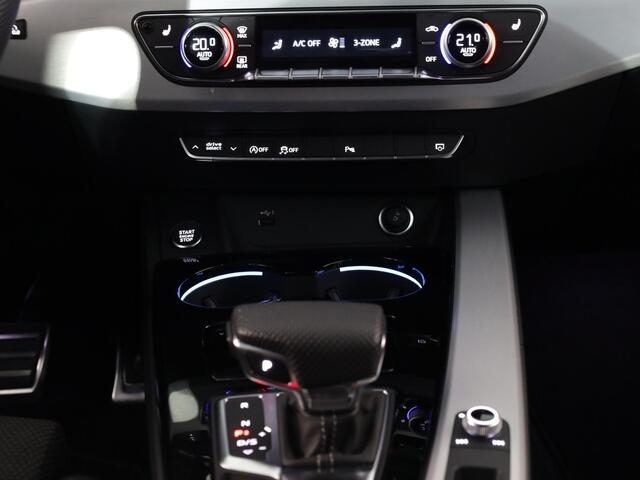 Audi A4 Avant 35 TFSI S edition Competition 150 pk S-tronic | Verlengde garantie | Navigatie | Parkeersensoren | Autom. airco (3 zones) | Stoelverwarming | S-Line |
