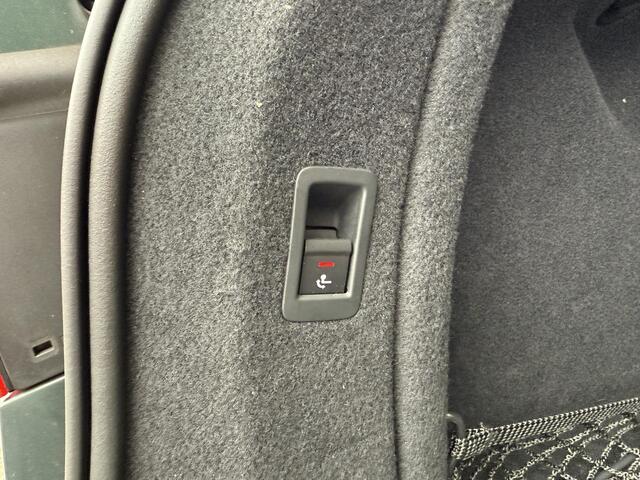 Audi A4 Avant 35 TFSI Sport S line black edition UNIEKE KLEUR| ELEK. TREKHAAK| ELEK. KLEP| S-LINE BINNEN- BUITEN | RIJKLAAR INCL. 12 MND BOVAG GARANTIE