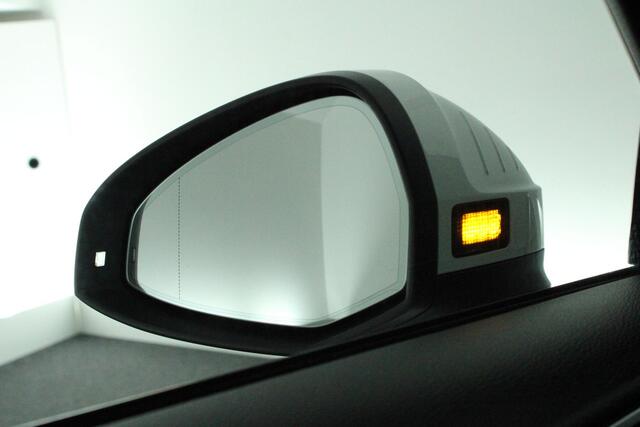 Audi A4 Avant 40 TFSI 190pk Sport S line black edition Trekhaak 360Camera Panoramadak Stoelverwarming Keyless Virtual Cockpit Navigatie