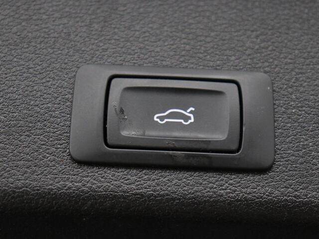 Audi A4 40 TFSI Launch edition Sport | Panoramadak | Trekhaak | Sportstoelen | DAB | Carplay | Virtual Cockpit | Half leder | Full LED | Navigatie | Parkeerhulp | Sportstuur | S Line