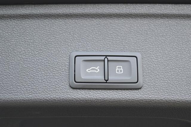Audi A4 Avant 40 TFSI quattro S edition Competition Rijklaarprijs-Garantie B&O Sport interieur Camera Matrix-led Trekhaak