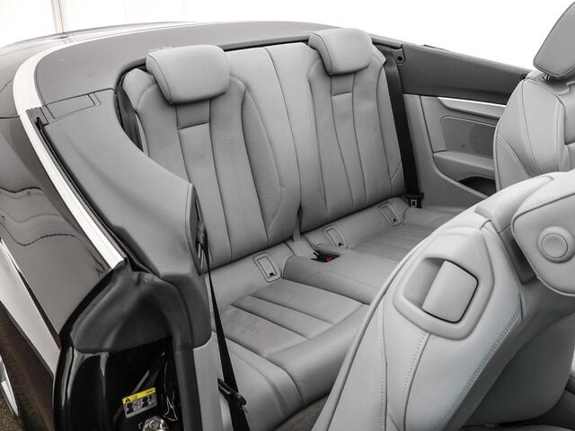 Audi A5 Cabriolet 40 TFSI 190pk S-tronic Design Pro Line Plus · Camera · Navigatie · Alarm Klasse 3 · P-Sensoren · Limiter · Stoelverwarming · Climatronic · Trekhaak · 19'' Inch ·