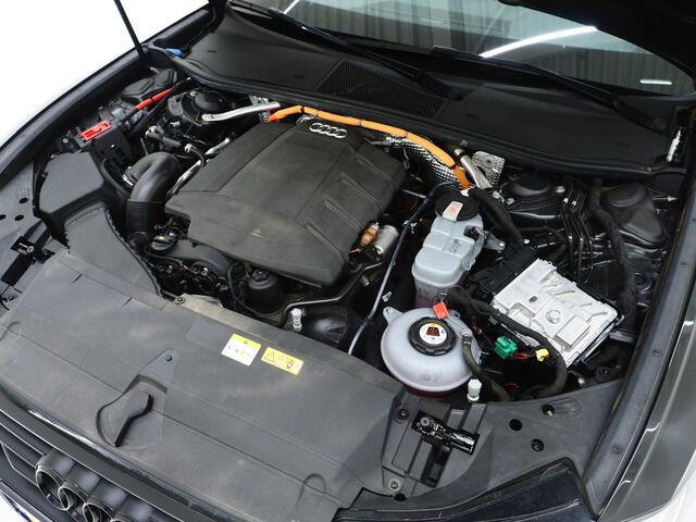 Audi A6 Avant 55 TFSI e quattro Competition Full Black | Panoramadak | B&O Audio | Camera | Keyless | Adaptive Cruise | Trekhaak | Carplay