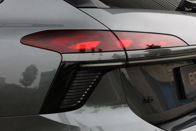 Audi A6 Avant e-hybrid Competition Pano l Trekhaak l S-stoelen l