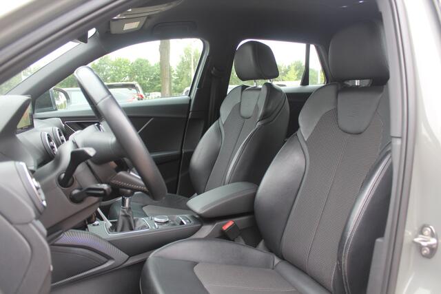 Audi Q2 30 TFSI Sport 3x S-line / Trekhaak / Navigatie / Parkeerhulp achter / 17'' / Getint glas / Cruise Control
