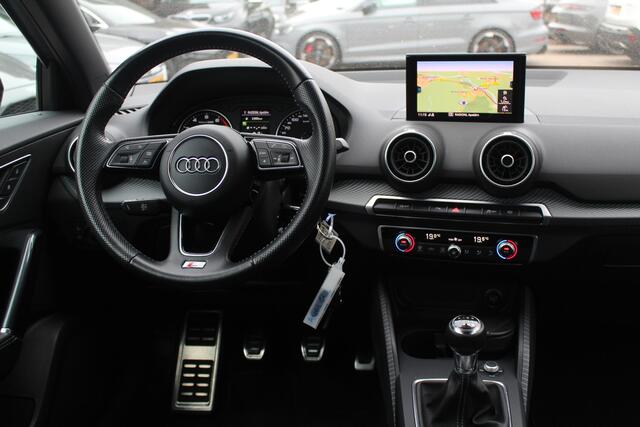 Audi Q2 30 TFSI Sport 3x S-line / Trekhaak / Navigatie / Parkeerhulp achter / 17'' / Getint glas / Cruise Control