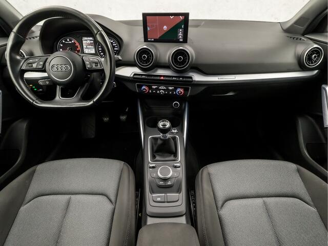 Audi Q2 1.0 TFSI Sport (GROOT NAVI, PLAT SPORTSTUUR, ZWART HEMEL, LED KOPLAMPEN, SPORTSTOELEN, GETINT GLAS, PARKEERSENSOREN, CLIMATE CONTROL, NIEUWSTAAT)