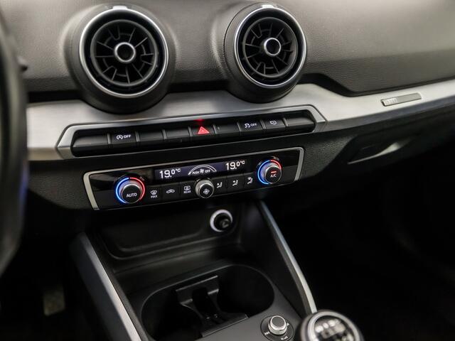 Audi Q2 1.0 TFSI Sport (GROOT NAVI, PLAT SPORTSTUUR, ZWART HEMEL, LED KOPLAMPEN, SPORTSTOELEN, GETINT GLAS, PARKEERSENSOREN, CLIMATE CONTROL, NIEUWSTAAT)