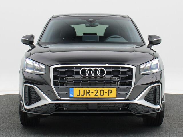 Audi Q2 35 TFSi 150 Pk Automaat S-Line | Sonos Audio | Volledig Leder met Rode Stiksels | Digitaal Dashboard | CarPlay | Zwarte Hemel | Stoelverwarming | Trekhaak | 18 Inch | 5.506 Km!!