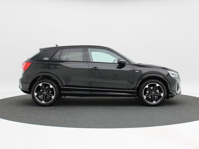 Audi Q2 35 TFSi 150 Pk Automaat S-Line | Sonos Audio | Volledig Leder met Rode Stiksels | Digitaal Dashboard | CarPlay | Zwarte Hemel | Stoelverwarming | Trekhaak | 18 Inch | 5.506 Km!!