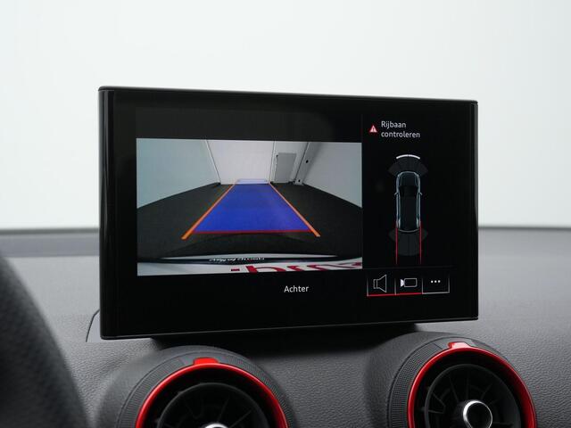 Audi Q2 35 TFSI 150 pk S-tronic S-Line | Trekhaak | Leder | Matrix LED | Achteruitrijcamera | Stoelverwarming