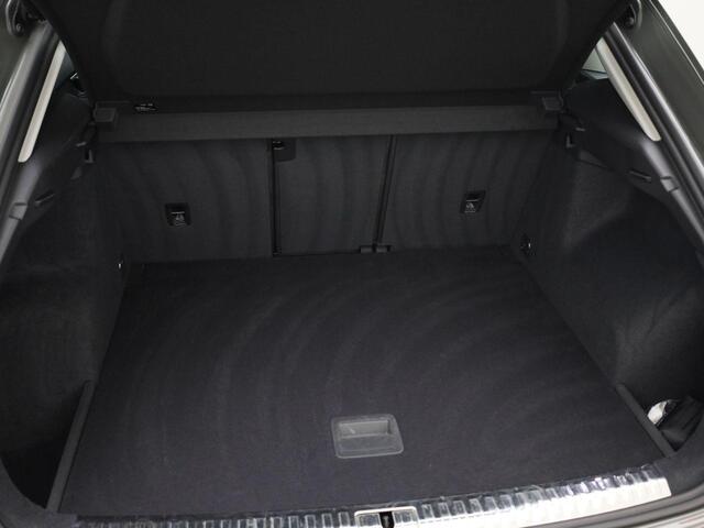 Audi Q3 40 TFSI/190PK S-tronic quattro · Apple Car Play · Drive select ·Parkeersensoren · Navigatie ·