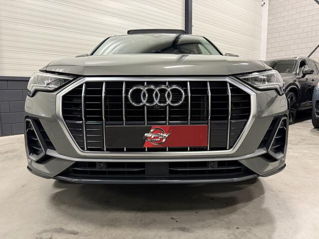 Audi Q3 45 TFSI e S-Line 68DKM/PANO/TREKHAAK/MATRIX/ACC/360CAMERA/SFEER/CARPLAY/KEYLESS/MEMORY/19"/PRIVACY/TREKHAAK/CHRONOSGRAU/NET GROTE OH BEURT GEHAD BIJ AUDI/ABSOLUTE NIEUWSTAAT