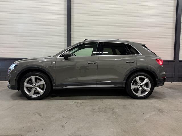 Audi Q3 45 TFSI e S-Line 68DKM/PANO/TREKHAAK/MATRIX/ACC/360CAMERA/SFEER/CARPLAY/KEYLESS/MEMORY/19"/PRIVACY/TREKHAAK/CHRONOSGRAU/NET GROTE OH BEURT GEHAD BIJ AUDI/ABSOLUTE NIEUWSTAAT