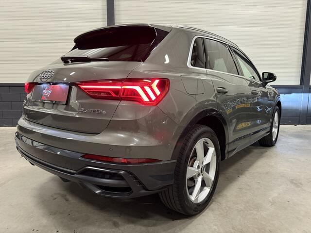 Audi Q3 45 TFSI e S-Line 68DKM/PANO/TREKHAAK/MATRIX/ACC/360CAMERA/SFEER/CARPLAY/KEYLESS/MEMORY/19"/PRIVACY/TREKHAAK/CHRONOSGRAU/NET GROTE OH BEURT GEHAD BIJ AUDI/ABSOLUTE NIEUWSTAAT