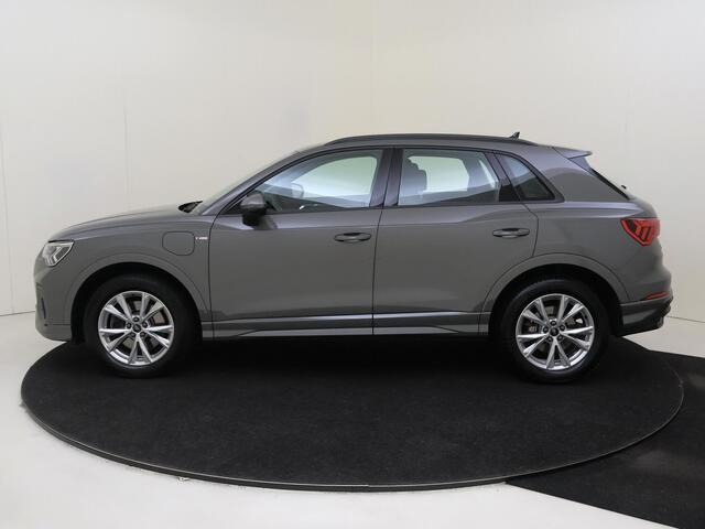 Audi Q3 45 TFSI e S edition | Stoelverwarming | Keyless | Dodehoek detectie | CarPlay | Sfeerverlichting | Parkeersensoren | Elektrische achterklep |