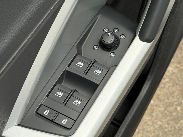 Audi Q3 35 TFSI 150pk S-tronic Advanced | Trekhaak | Zwart optiek | Dode hoek | Keyless | Alcantara | Carplay | Rijklaar incl. Bovag garantie