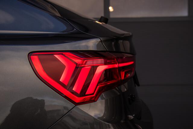 Audi Q3 Sportback 45 TFSI e S Edition | S-Line | Pano | Carbon | Leer | Sonos HD Audio | Camera | ACC | Matrix LED | Climate | Sfeer | DAB | Virtual | Stoelverwarming | Electrische Stoelen + Memory | Black Pack | 20 Inch | 1 Eigenaar | Dealer Onderhouden | Garant