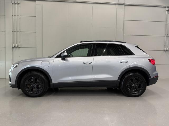 Audi Q3 45 TFSI e Edition PANO/TREKHAAK/LEER-SPORT/MEMORY/ACC/MATRIX/SFEER/KEYLESS/CARPLAY/EL.A.KLEP/DONKERE-HEMEL/BLACK-OPTIC/FLORETTSILBER/VOLLEDIG AUDI DEALER HISTORIE