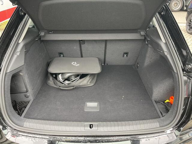 Audi Q3 45 TFSI e Business Edition 18"/Sportstoelen/Stoelverwarming/Adaptieve cruise/Audi Sound/PDC v+a/Virtual cockpit/Navigatie/Apple Carplay & Android Auto