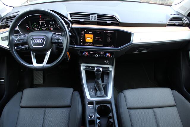 Audi Q3 45 TFSI e edition | Incl. 12 maanden Garantie | Stoelverwarming | Elektrische kofferbakklep | Trekhaak | Adaptive cruise | Dodehoekdetectie | Lane assist | Virtual cockpit | 19 Inch LMV | Apple CarPlay/Android Auto | LED Koplampen |