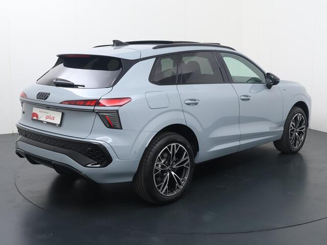 Audi Q3 1.5 200kW e-hybrid S edition Panoramadak | Optiekpakket zwart | Keyless Entry | Dode hoek assistent | Parkeersensoren voor, achter, achteruit rij camera | Stoelverwarming