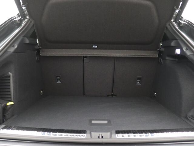 Audi Q3 1.5 200kW e-hybrid S edition 272PK S-Tronic Panoramadak, Trekhaak, Achteruitrijcamera, Stoel-Stuurverwarming, 20" LM Velgen, LED Plus, Elektr. Achterklep