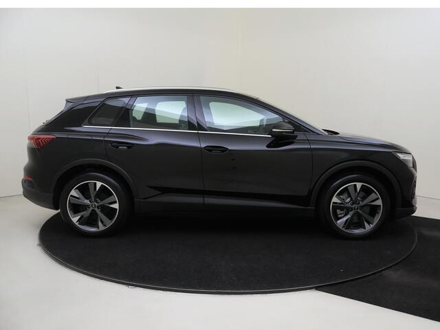 Audi Q4 e-tron 45 quattro S Edition 82 kWh | lederen bekleding | 20 inch LM velgen | Achteruitrijcamera | Verwarmbare voorstoelen | Elek. bedienbare achterklep