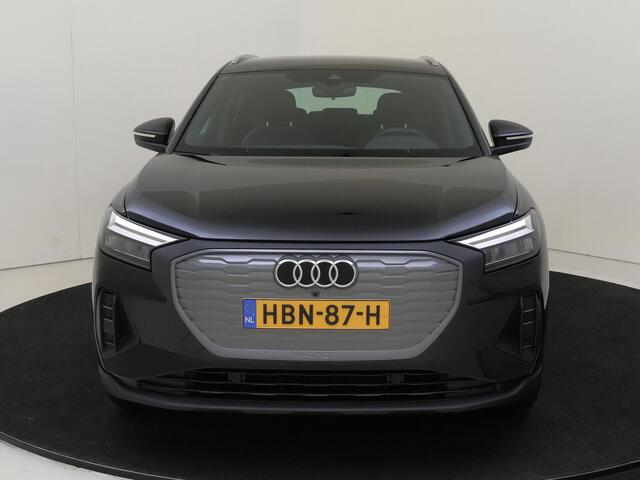 Audi Q4 e-tron 45 quattro S Edition 82 kWh | lederen bekleding | 20 inch LM velgen | Achteruitrijcamera | Verwarmbare voorstoelen | Elek. bedienbare achterklep