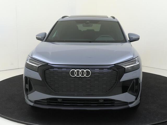 Audi Q4 e-tron 45 quattro S Edition 82 kWh | Panoramadak | 21 inch LM velgen | Achteruitrijcamera | S-line interieur en exterieur