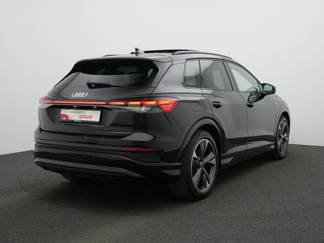 Audi Q4 e-tron 40 S-Line 77 kWh 204 pk | Panoramadak | Trekhaak | Warmtepomp | Matrix LED | Sonos
