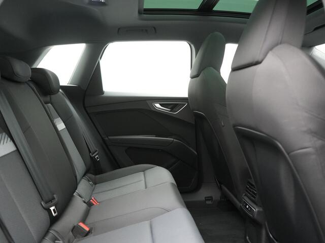 Audi Q4 e-tron 45 Quattro S edition 77 kWh 265pk Dealer O.H. | Panodak | Black Optic | 20"L.M. | Sportstoelen Verwarmd | Navigatie | Virtual Cockpit | Standkachel | DAB |
