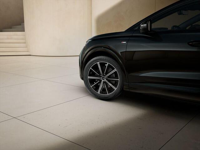 Audi Q4 e-tron Competition 45 quattro 286 pk S edition | Trekhaak | 20" Velgen 10-ster-aero | Assistentiepakket plus |