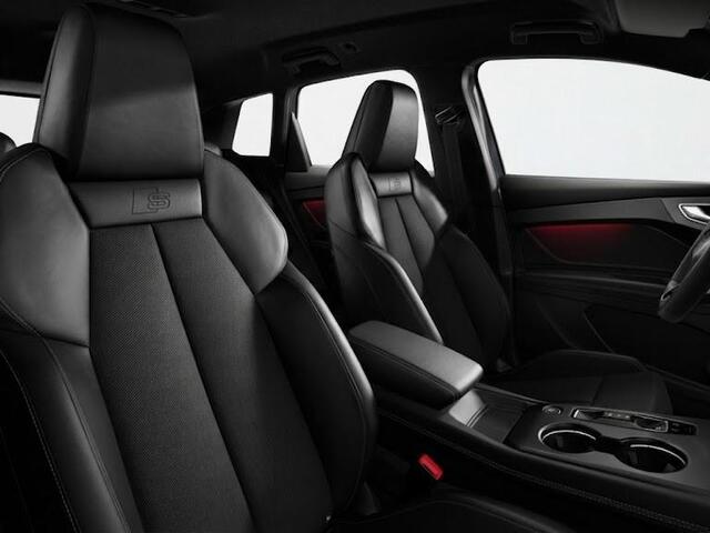 Audi Q4 e-tron S edition 82 kWh 286 pk | Techniekpakket plus | Winterpakket | Trekhaak | Optiekpakket zwart-glanzend |