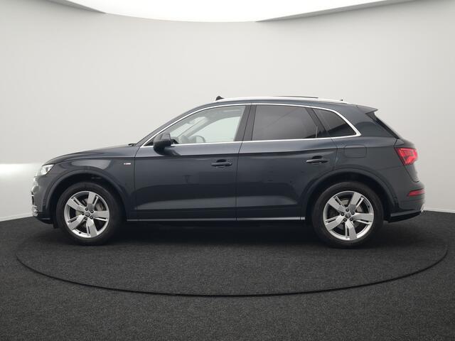 Audi Q5 55 TFSI e Quattro S Line Plug In Hybrid 367pk Dealer O.H PHEV | Luchtvering | Trekhaak af Fabriek | Panodak | Adaptive Cruise | Lederen Sportstoelen Massage & Memory | Head Up | 360 Camera | Keyless | Navigatie | DAB |