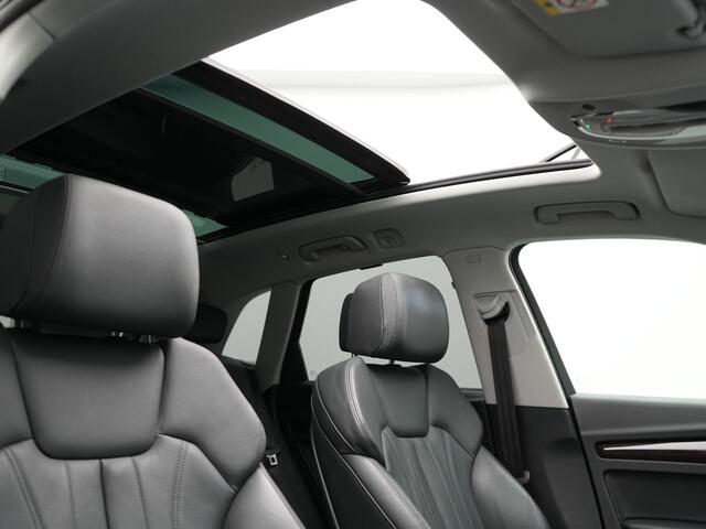 Audi Q5 55 TFSI e Quattro S Line Plug In Hybrid 367pk Dealer O.H PHEV | Luchtvering | Trekhaak af Fabriek | Panodak | Adaptive Cruise | Lederen Sportstoelen Massage & Memory | Head Up | 360 Camera | Keyless | Navigatie | DAB |
